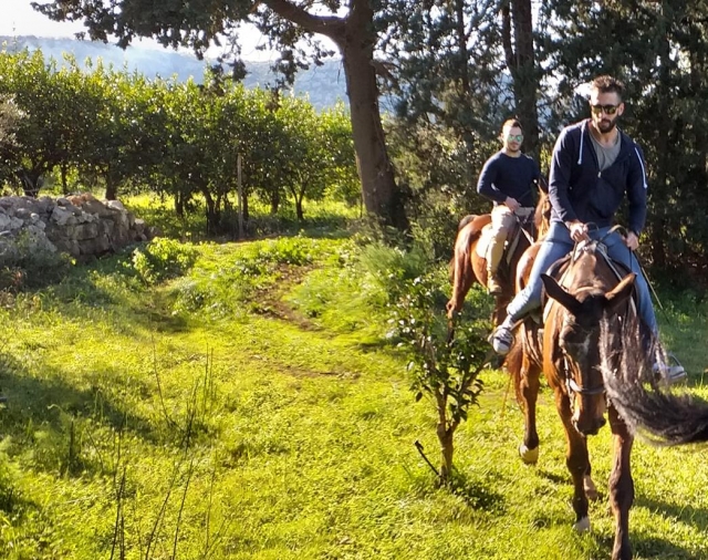 a caballo en la naturaleza 