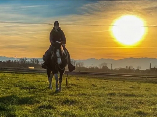 a caballo en el atardecer del Po 
