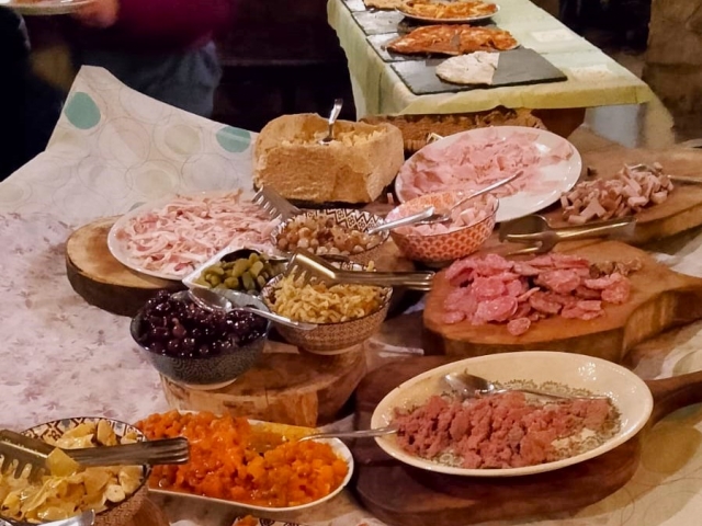  Almuerzo con productos típicos 