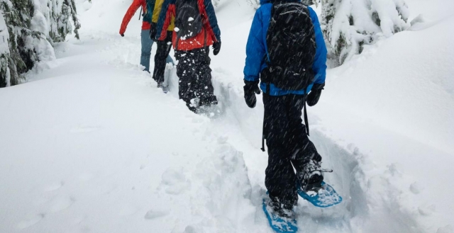  con raquetas de nieve 