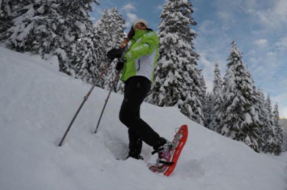  con raquetas de nieve 