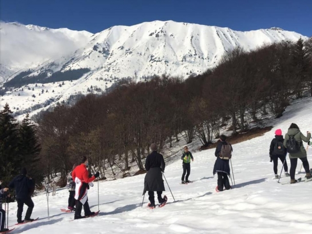 raquetas de nieve con el grupo 