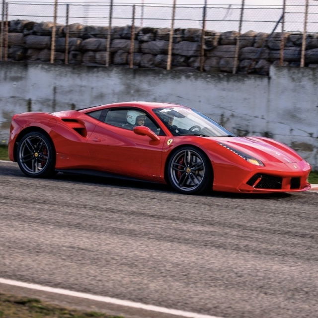 2 vueltas en un Ferrari 458 en el circuito de Tazio Nuvolari