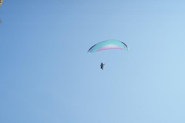  Parapente en el cielo azul 