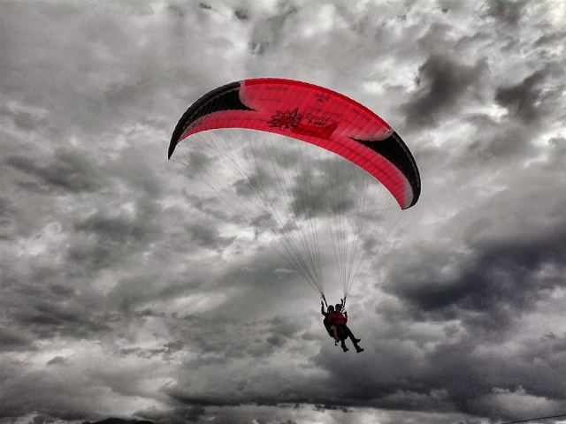  parapenle con niebla Plan de Corones