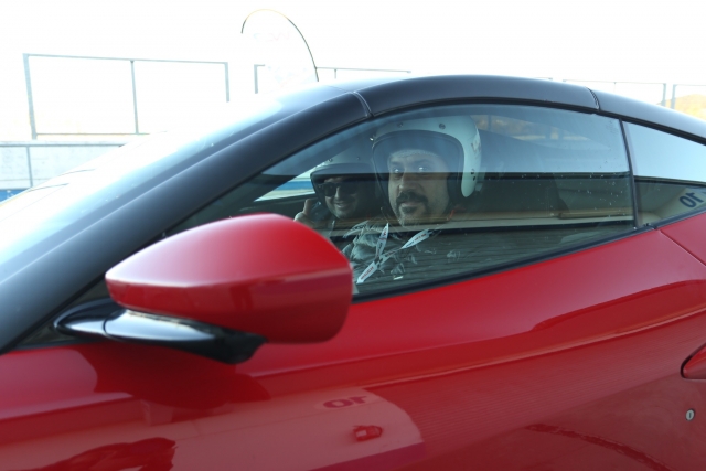  maneja un Ferrari con nuestro equipo 