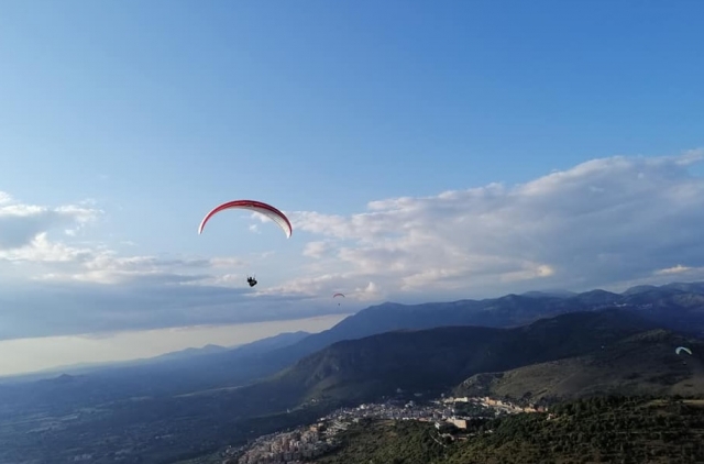  Paragliding 
