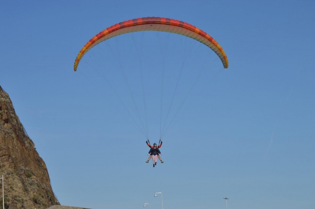 Propuesta de boda en parapente y brindis en la zona de Canavese