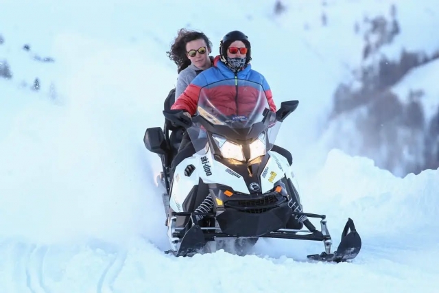  Ir en motos de nieve 