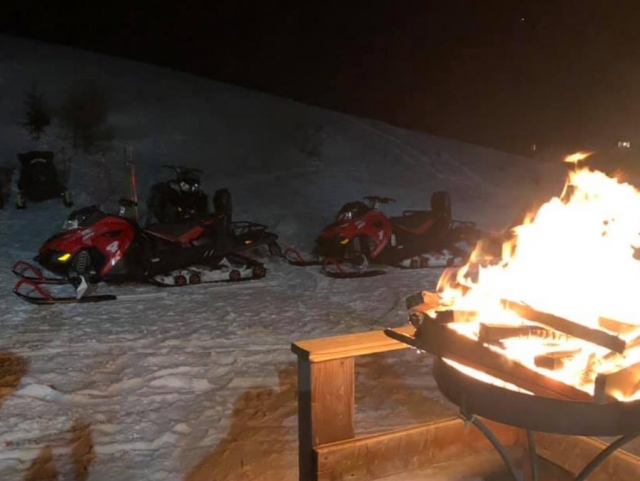  moto de nieve de noche 