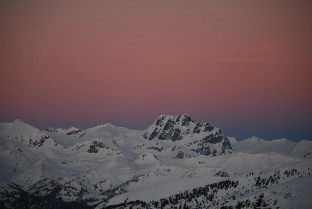  Las montañas ante un atardecer rosado 