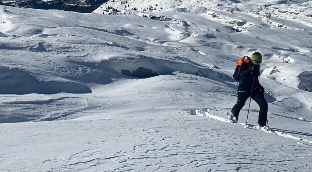  con raquetas de nieve en los dolomitas 