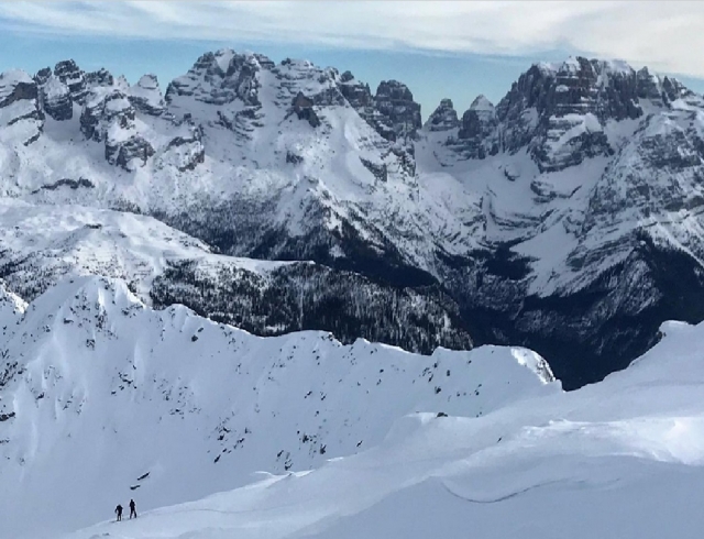  pequeños frenle a las montañas gigantes 