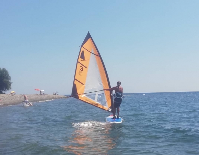 siempre seguro practicando windsurf 