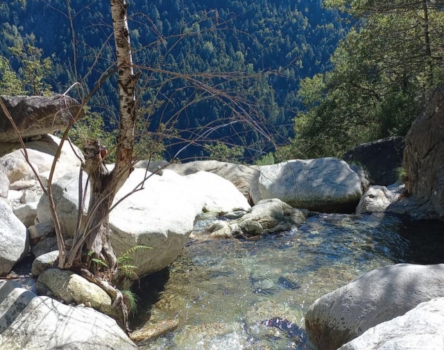  consigue listo para descender la cascada
