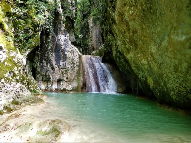  paisaje de cascadas y toboganes naturales 