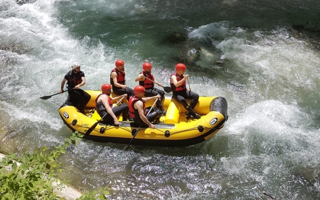 rafting en un río muy divertido