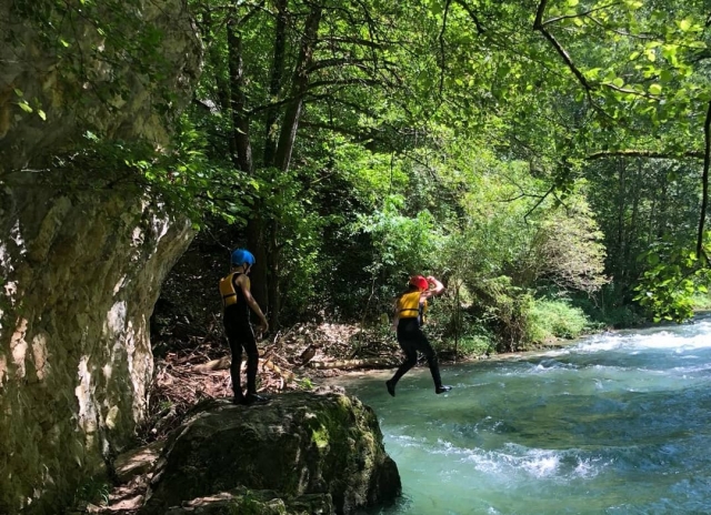 sumergirse en el río bocina