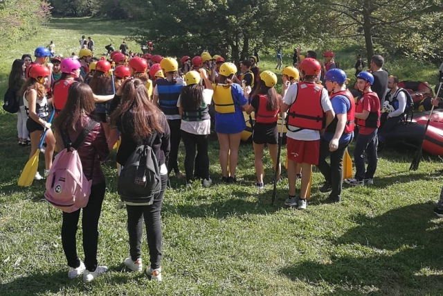todos juntos en un grupo para hacer rafting