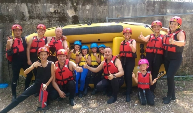  todas las generaciones haciendo rafting 