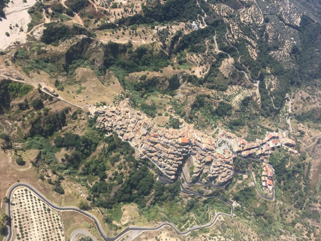  observar el pueblo medieval de badolamarro desde arriba 