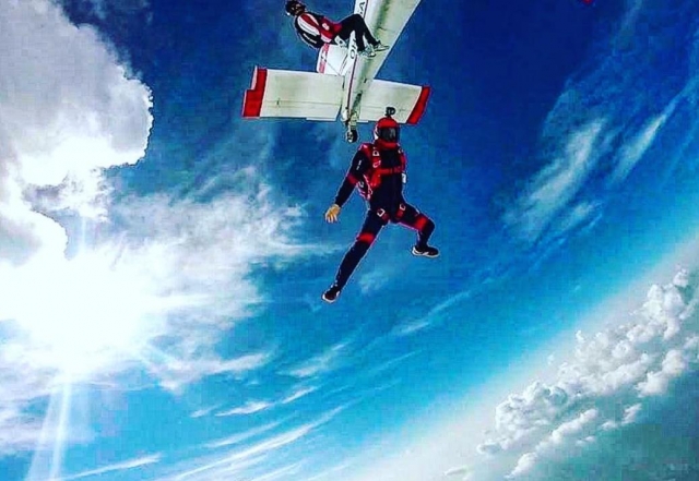  lanzarse en paracaídas desde un avión 
