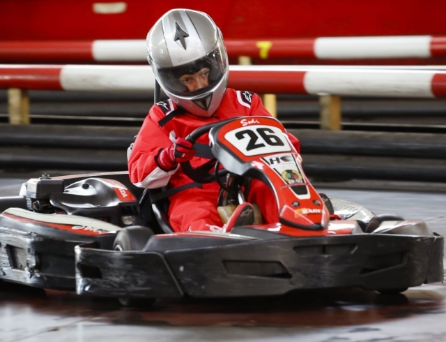 los niños vienen y manejan los karts 
