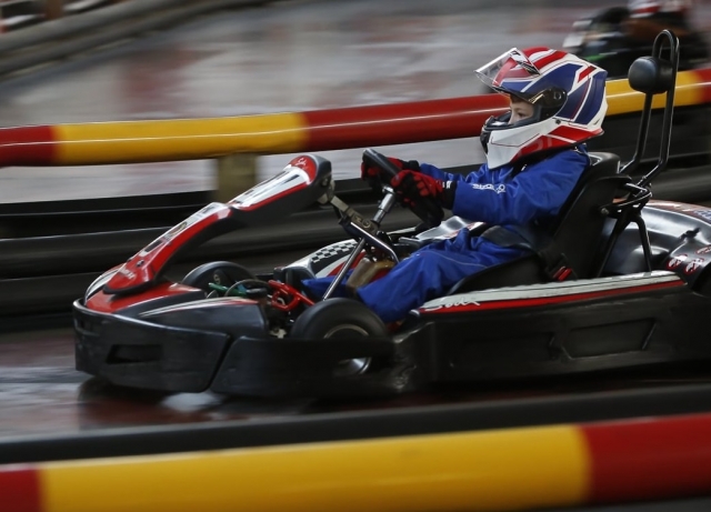  niños y adultos manejando karts 