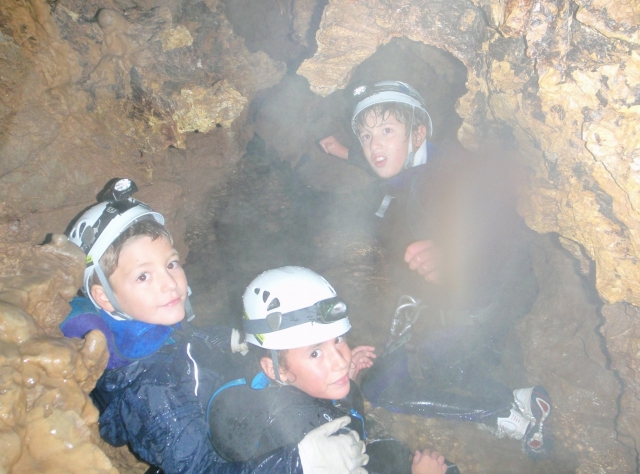niños pequeños en la guarida de los gritos 