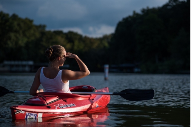  Mujer en kayak en Maratea 