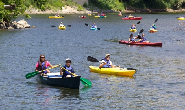  kayak con todos los miembros de la familia 