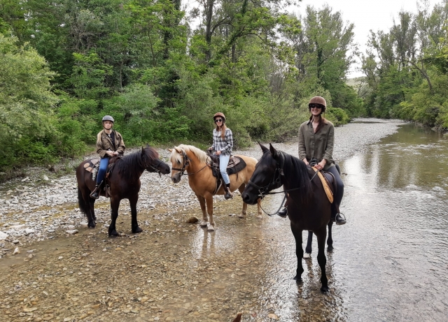  cruzando el río del Parque Stirone 