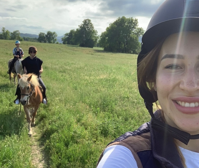 todos felices caminando a caballo en aparta