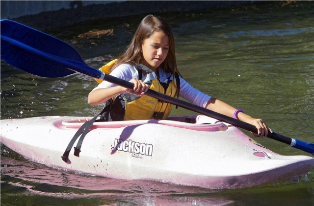 niños aprendiendo a andar en canoa 