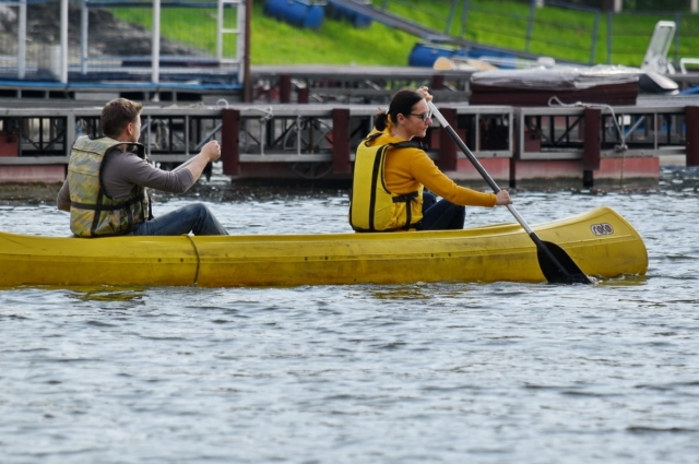  adulto canoa en el lago 