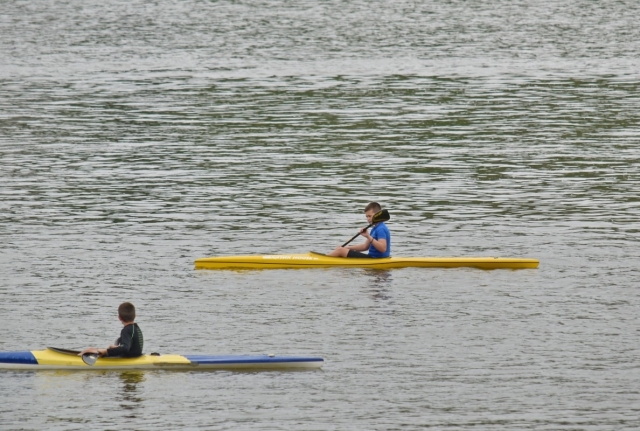 niños divirtiéndose en el lago de Piediluco 