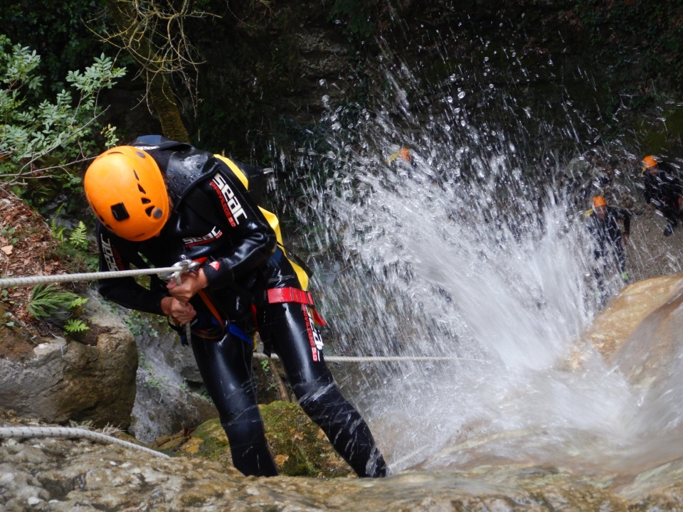  Descenso con soga entre cascadas naturales 