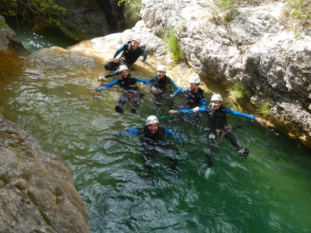  grupo de amigos en el lecho del río fanghetto 