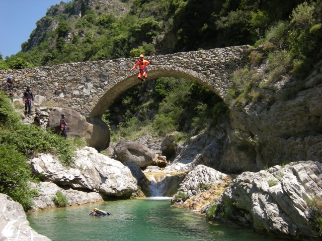  salto desde el puenle río barbaira 