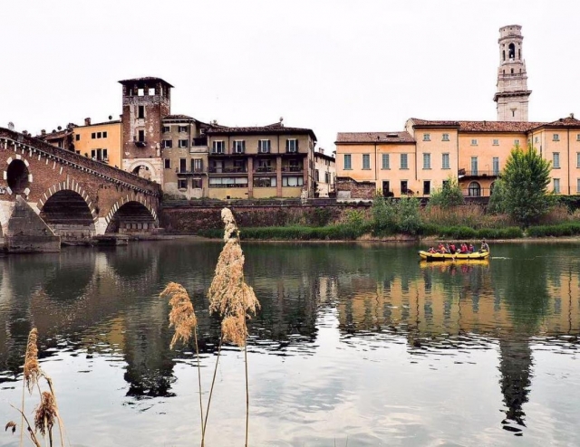  el cuerpo de agua del Adige en Verona 