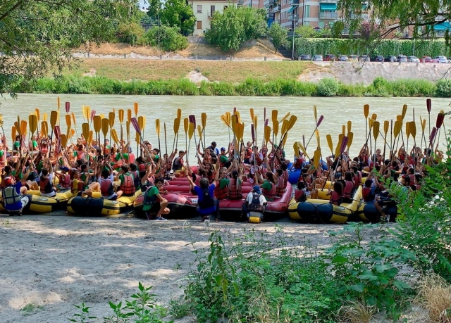  todos practicando rafting