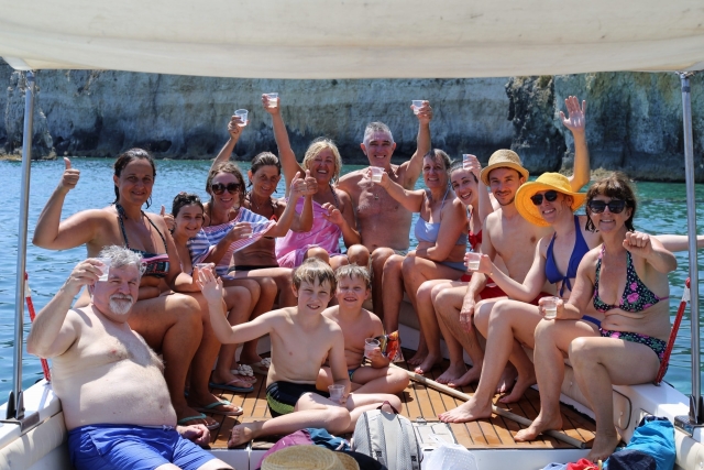 en familia vamos en barco en ortigia 