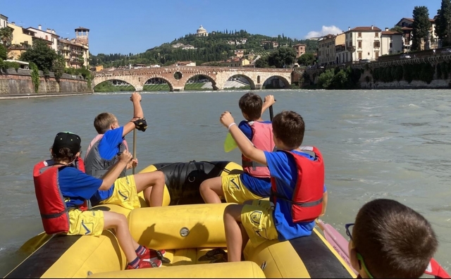 niños en la balsa 