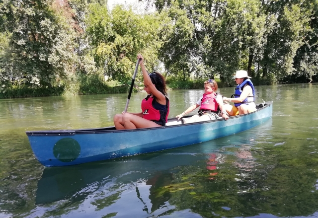 chavos y mayores en canoas