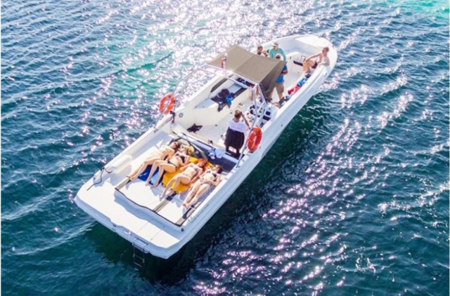  divertirse en un barco en Sorrento 