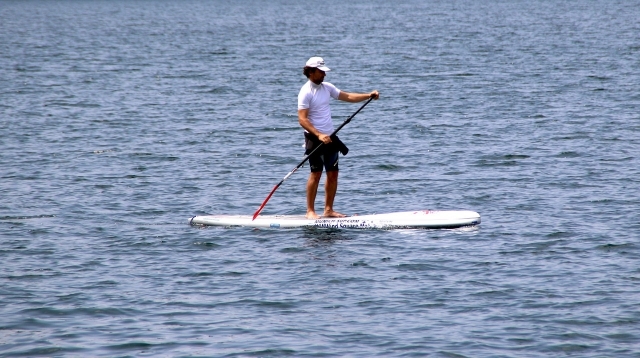  hombre haciendo SUP en Garda