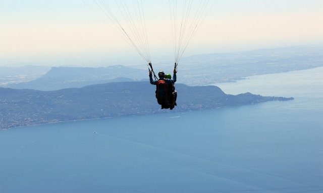 mire cómo volar en parapenle en Garda 