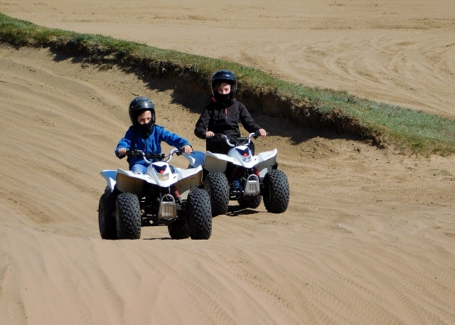  niños con cuatrimotos en sersal 