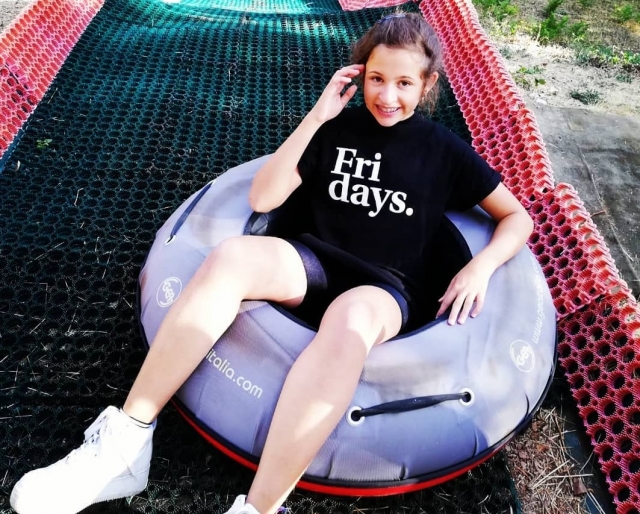  niña divirtiéndose en nuestro parque en sersale 