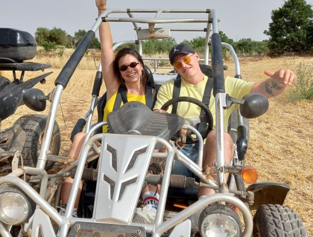  juntos y feliz en el recorrido en buggy